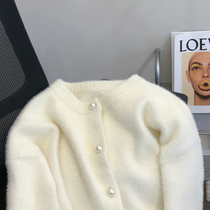 Cardigan Doux à Boutons Perlés – Élégance et Confort d’Hiver